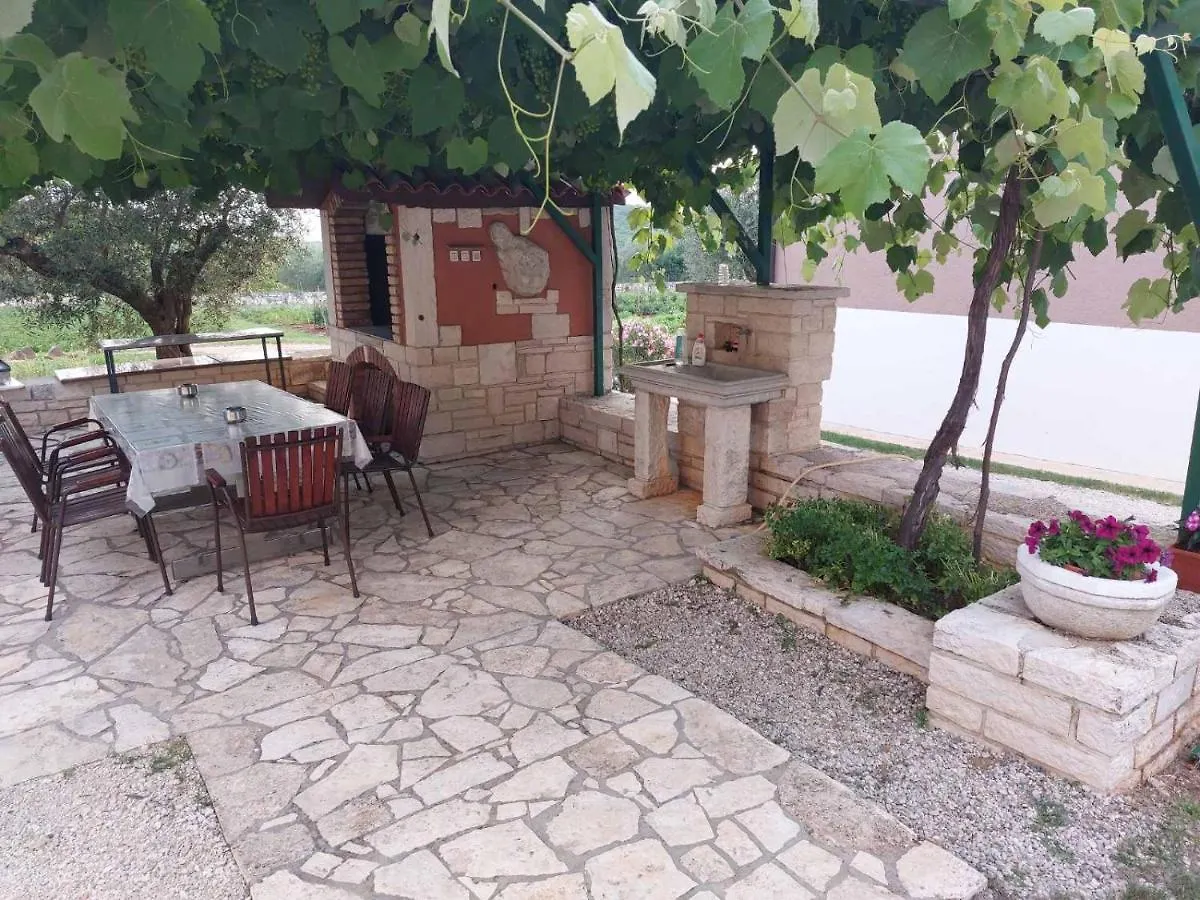 Apartments Baksa Kanfanar 0*,